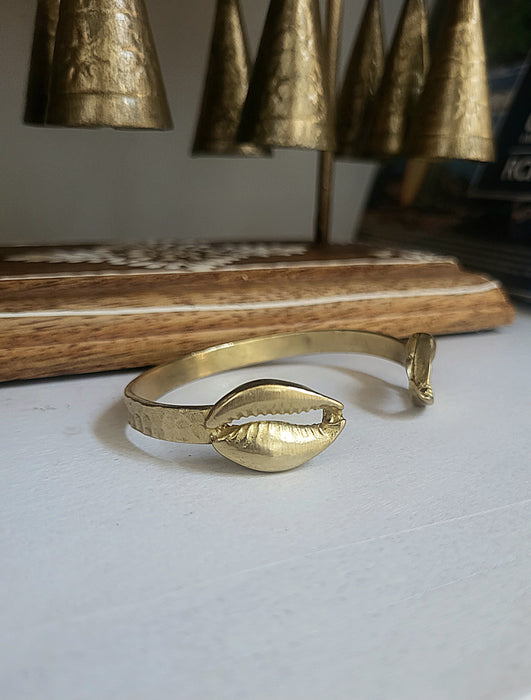 Brazalete de concha de cauri de latón