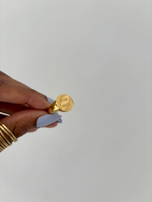 Anillo Stay Soft chapado en oro de 18 quilates