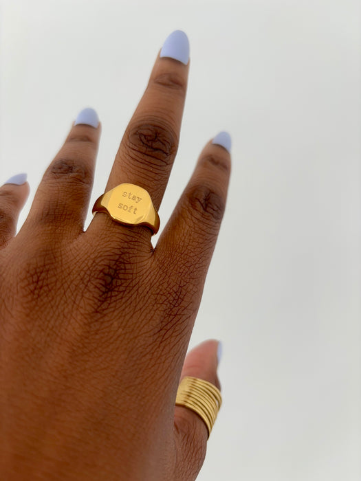 Anillo Stay Soft chapado en oro de 18 quilates