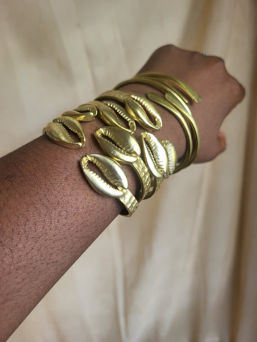Brazalete de concha de cauri de latón