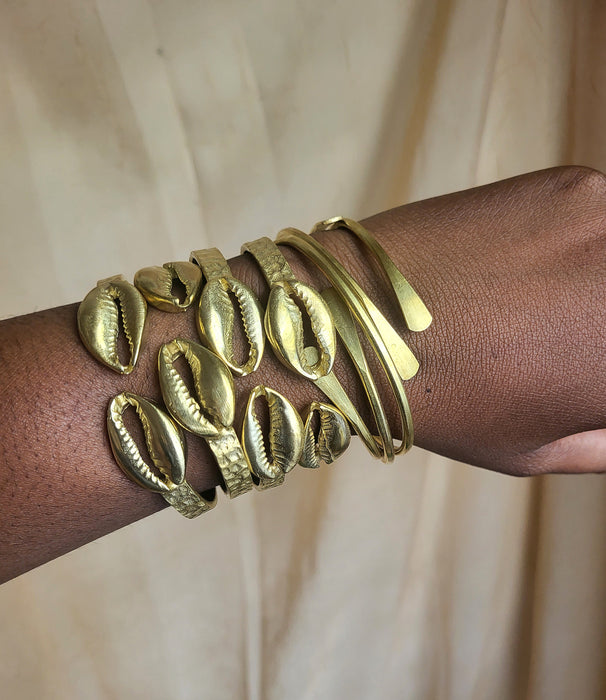 Brazalete de concha de cauri de latón