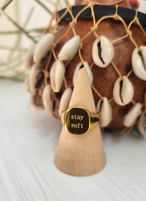 Anillo Stay Soft chapado en oro de 18 quilates